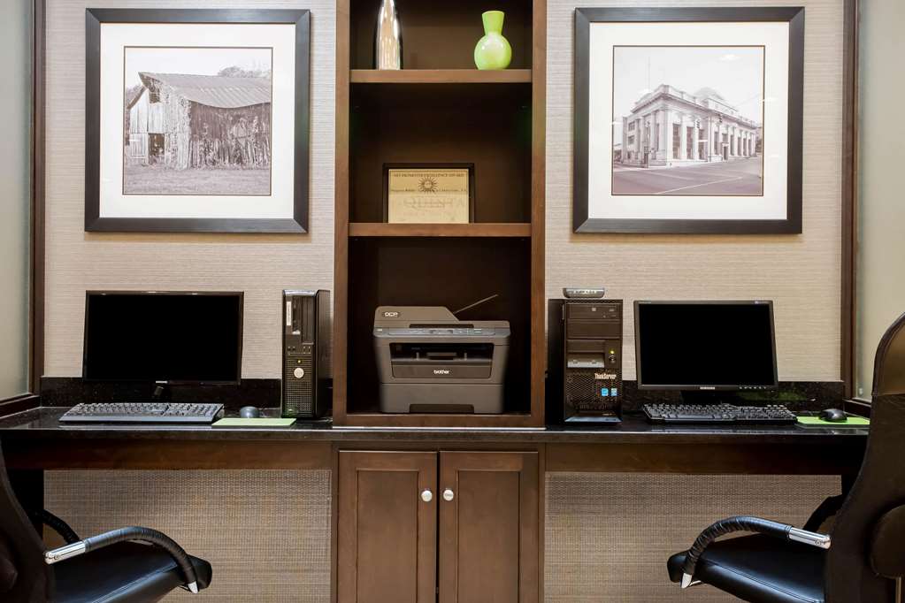 La Quinta Inn & Suites by Wyndham Lynchburg at Liberty Univ. - photo 59