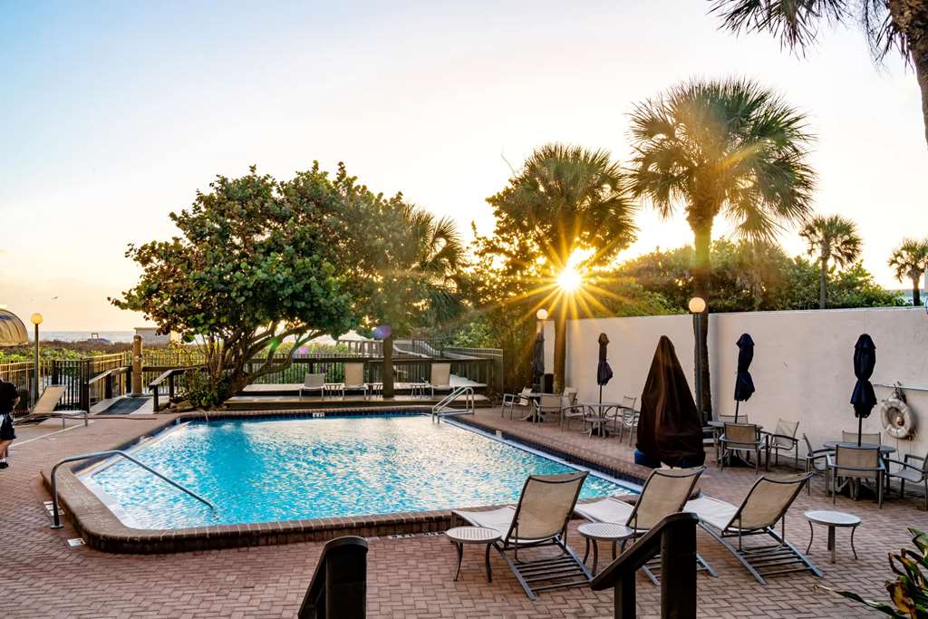 La Quinta Inn & Suites by Wyndham Cocoa Beach Oceanfront - photo 9