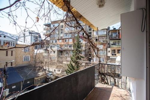 Cozy and Stylish Apt Next to Stamba and Rooms