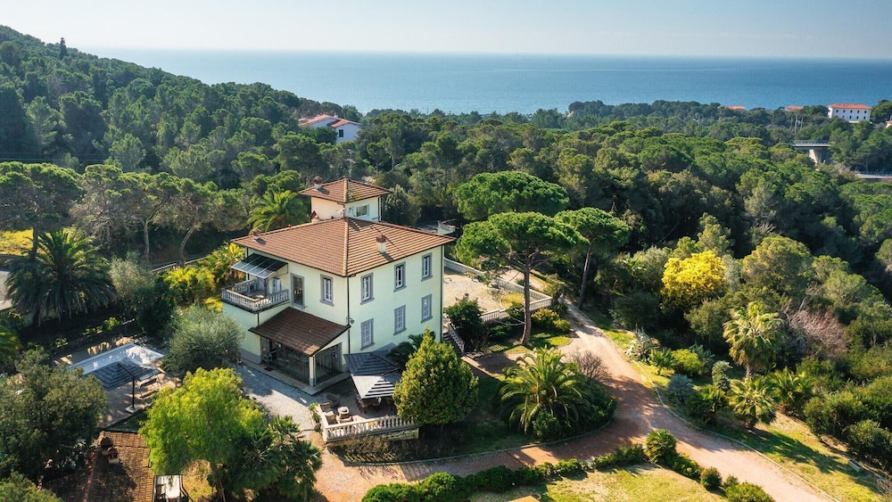 Villa Gaius 8 2 — 4-Star Luxury Hotel in Rosignano Marittimo, Italy