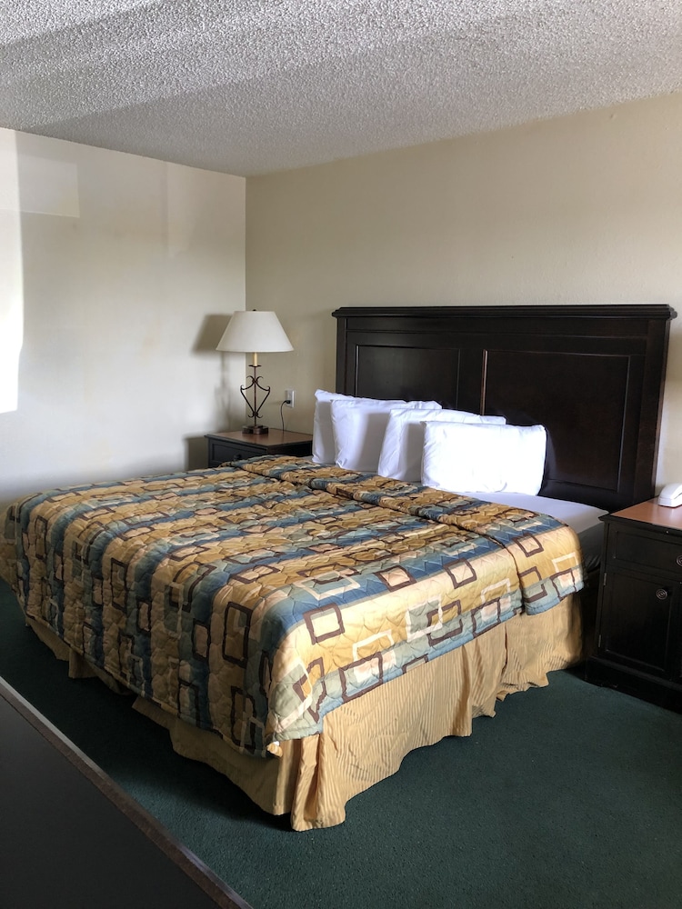 Glen Rose Inn and Suites - photo 7