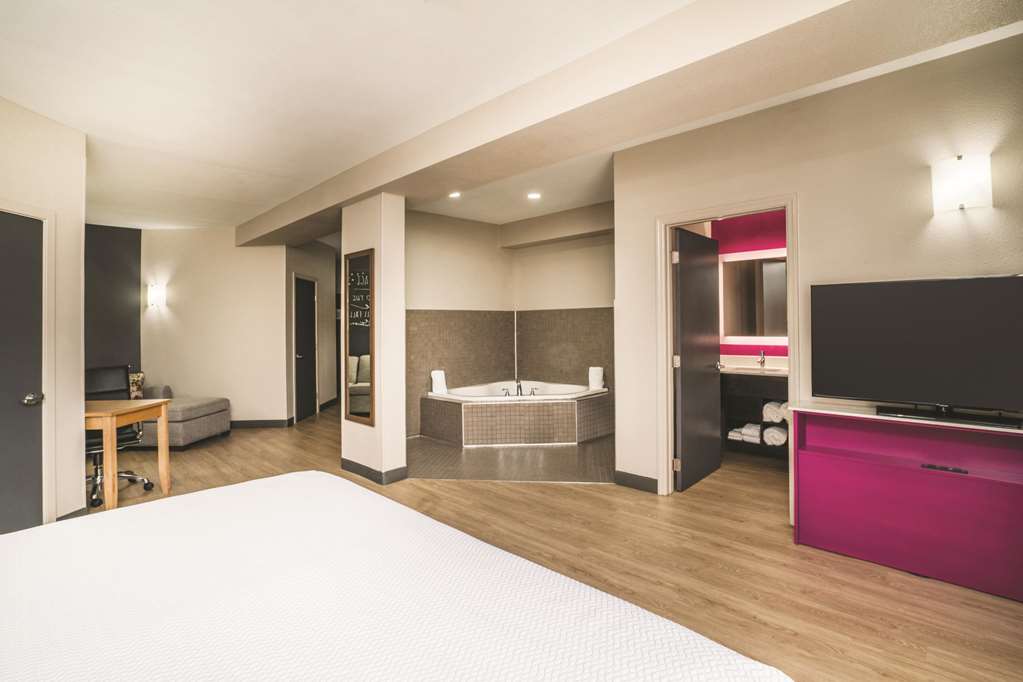 La Quinta Inn & Suites by Wyndham Chattanooga Hamilton Place - photo 25