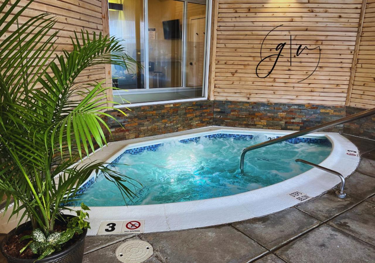 Cozy Villa 3 mins to Mohegan Fully Stocked with King Bed & Fireplace Jacuzzi Saltwater Pools Sauna — 4-Star Luxury Hotel in Norwich, United States