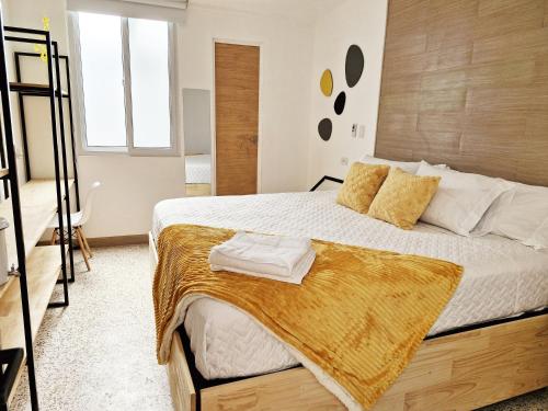 Spacious Comfortable King bed Miraflores Area H16 in El Rodeo, Guatemala