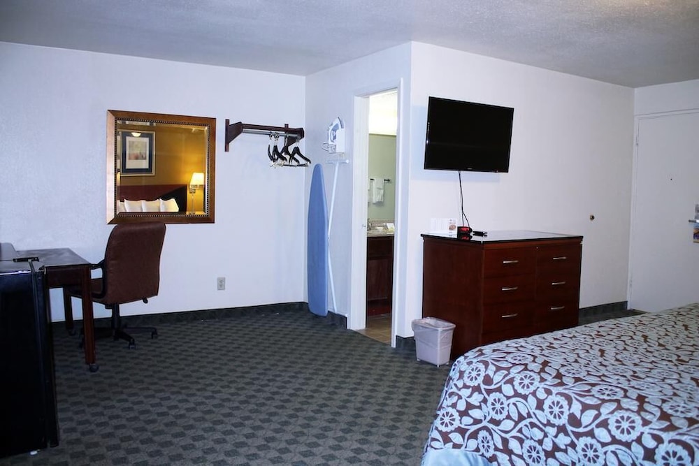 Rose City Inn & Suites - photo 12