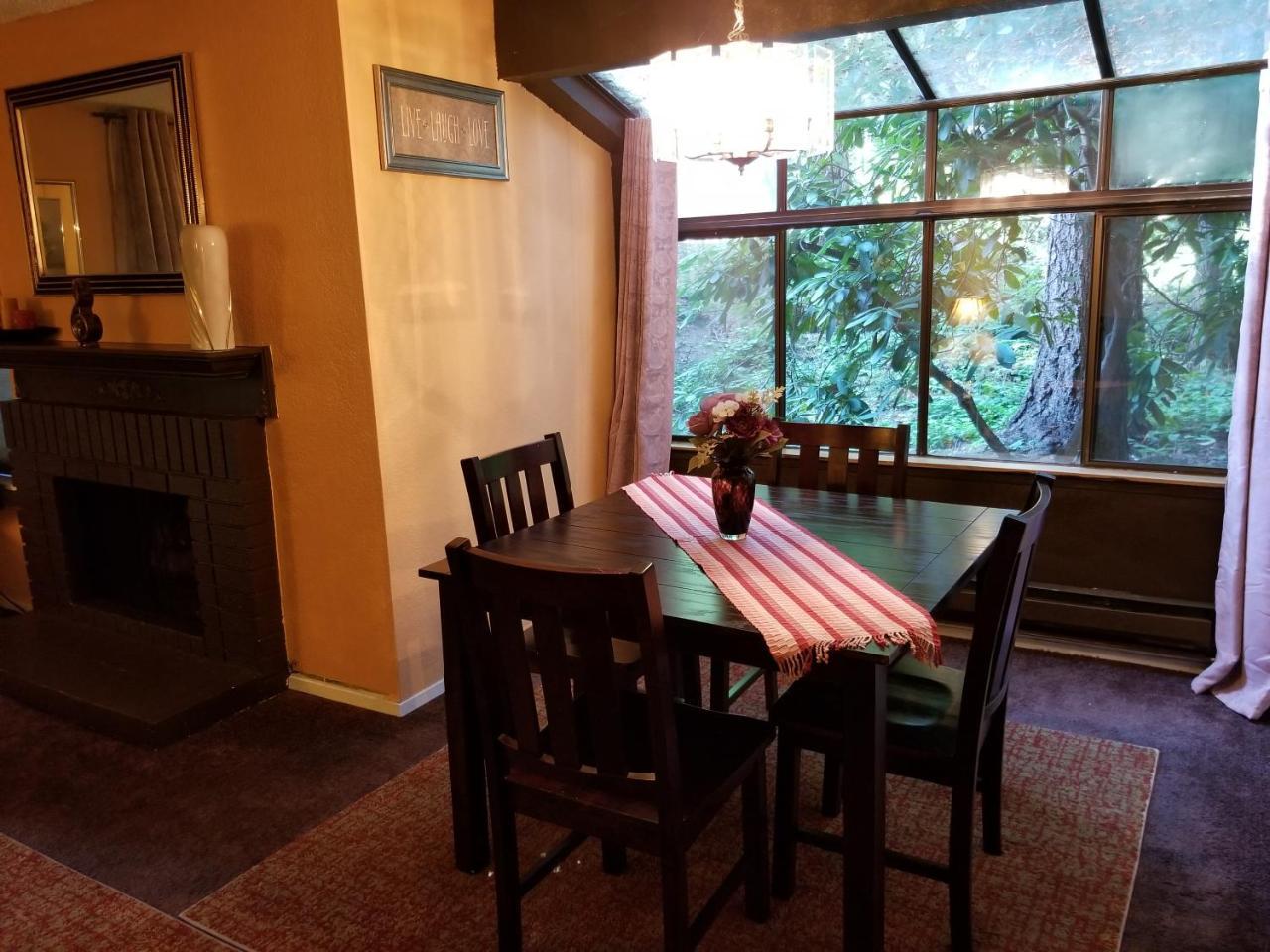 Lovely One Bedroom Condo with Indoor Fireplace. — 4-Star Luxury Hotel in Federal Way, United States