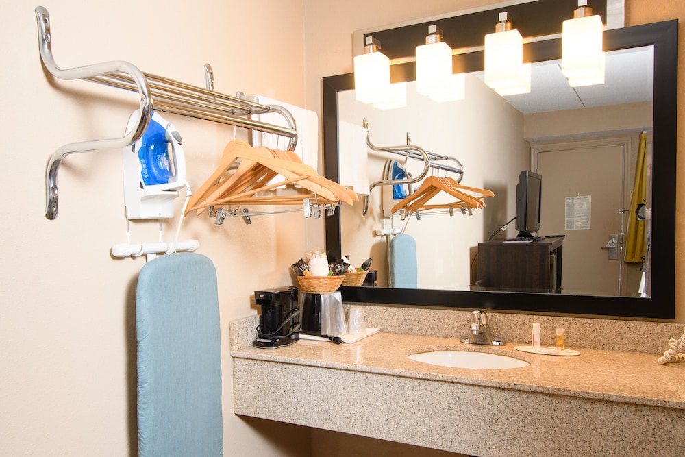Days Inn By Wyndham Pittsburgh Harmarville - photo 15