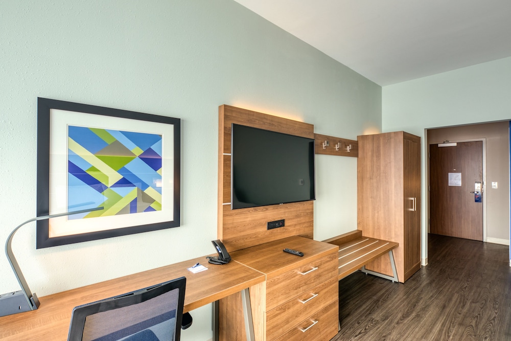 Holiday Inn Express & Suites Charlotte South End by IHG - photo 64