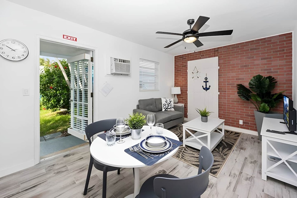 Luna Beach House — 4-Star Luxury Hotel in Hollywood, United States