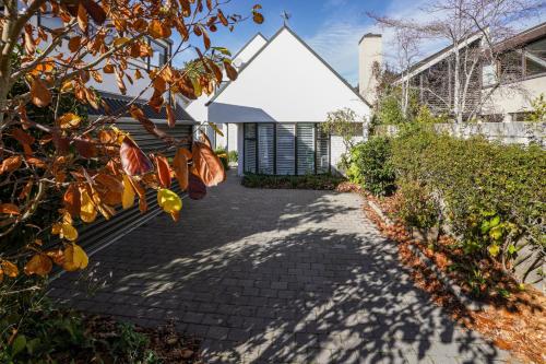 Stylish Fendalton Townhouse Prime Location — 4-Star Luxury Hotel in Christchurch, New Zealand