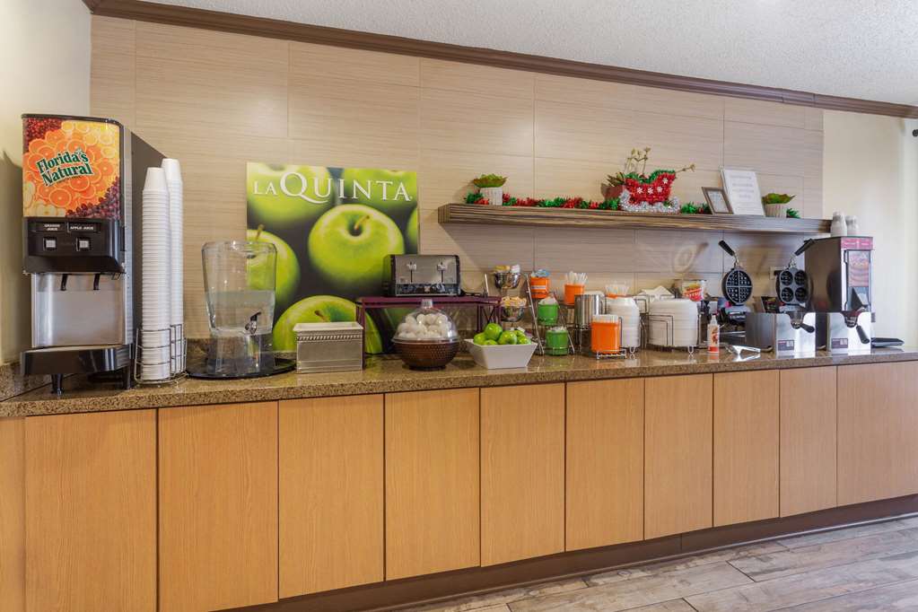 La Quinta Inn & Suites by Wyndham Chicago Tinley Park - photo 43