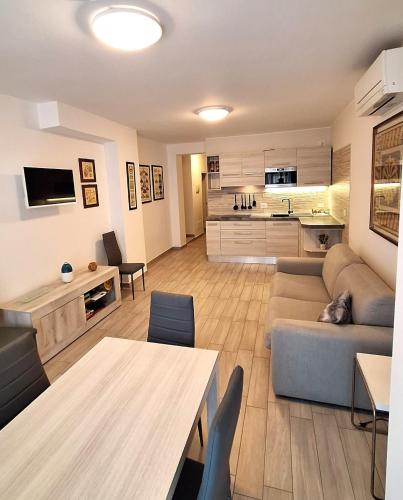 Trilocale Lazise Pool Al Glicine Apartments — 4-Star Luxury Hotel in Lazise, Italy