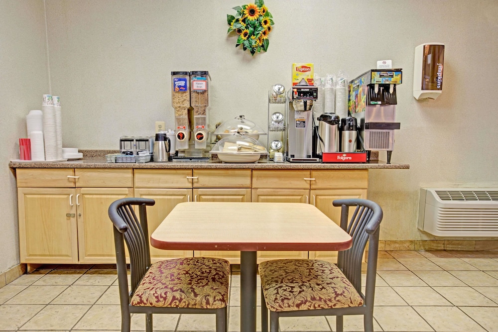 Howard Johnson by Wyndham Pikesville - photo 13