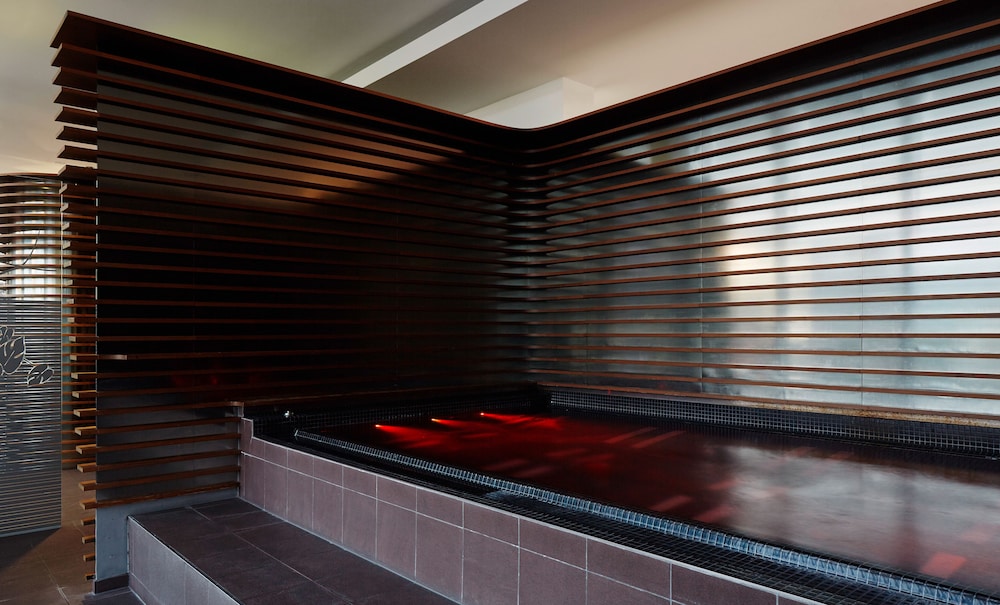Indoor spa tub