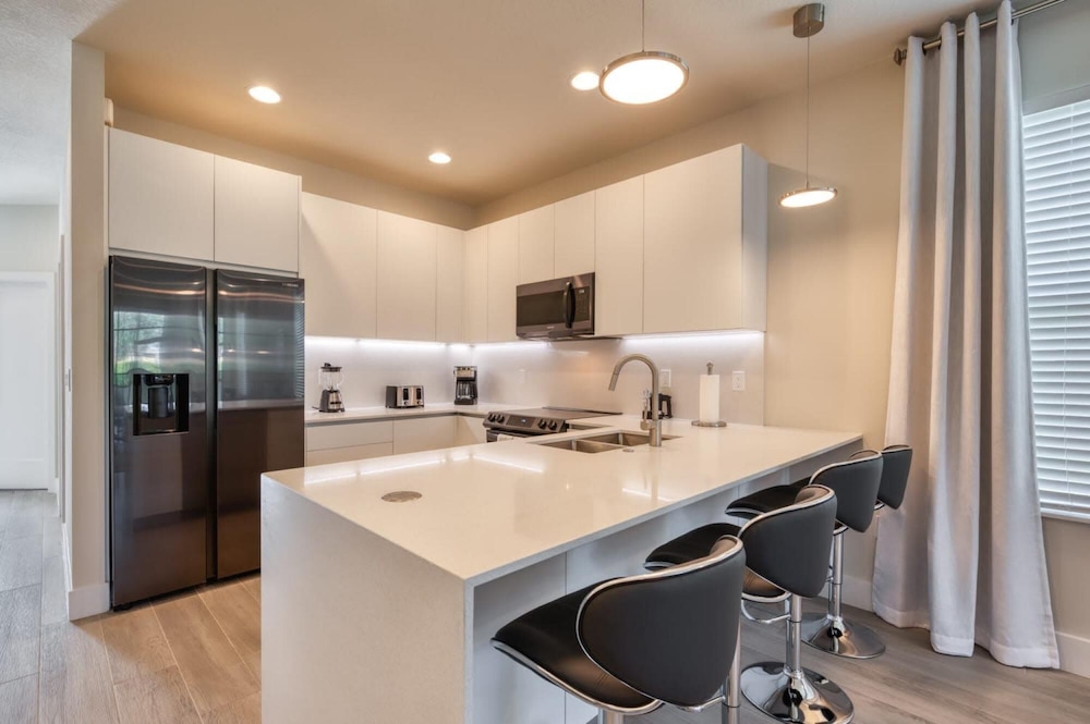 Spacious New Modern Retreat - photo 6