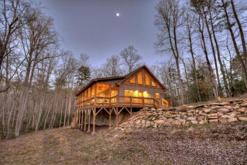 Holly Berry Hill Walk to Lake Nottely Unwind in the Hot Tub & Enjoy S mores Under the Stars in Young Harris, United States
