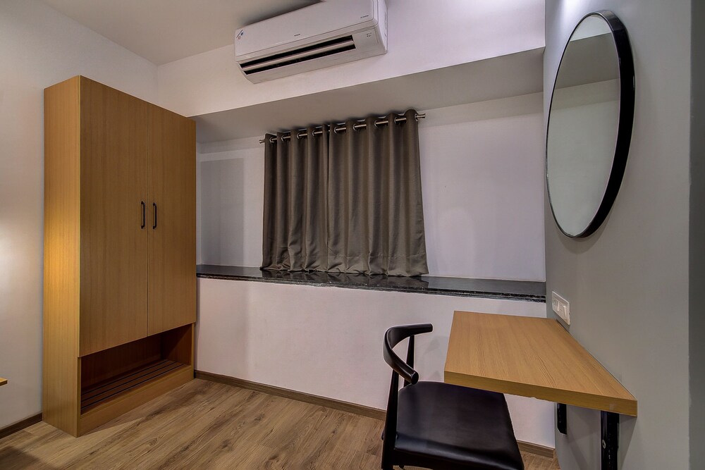 OYO Townhouse 71 Khar West Station