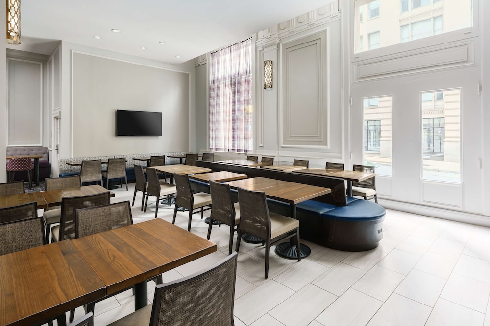 Hampton Inn & Suites Baltimore Inner Harbor - photo 35