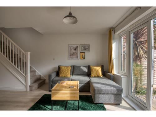 Peaceful terrace house with allocated parking bay Pass the Keys — 4-Star Luxury Hotel in Reading, United Kingdom