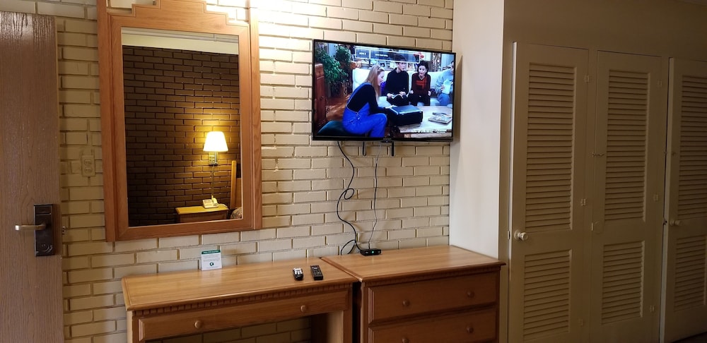 Americas Premier Inn - photo 10