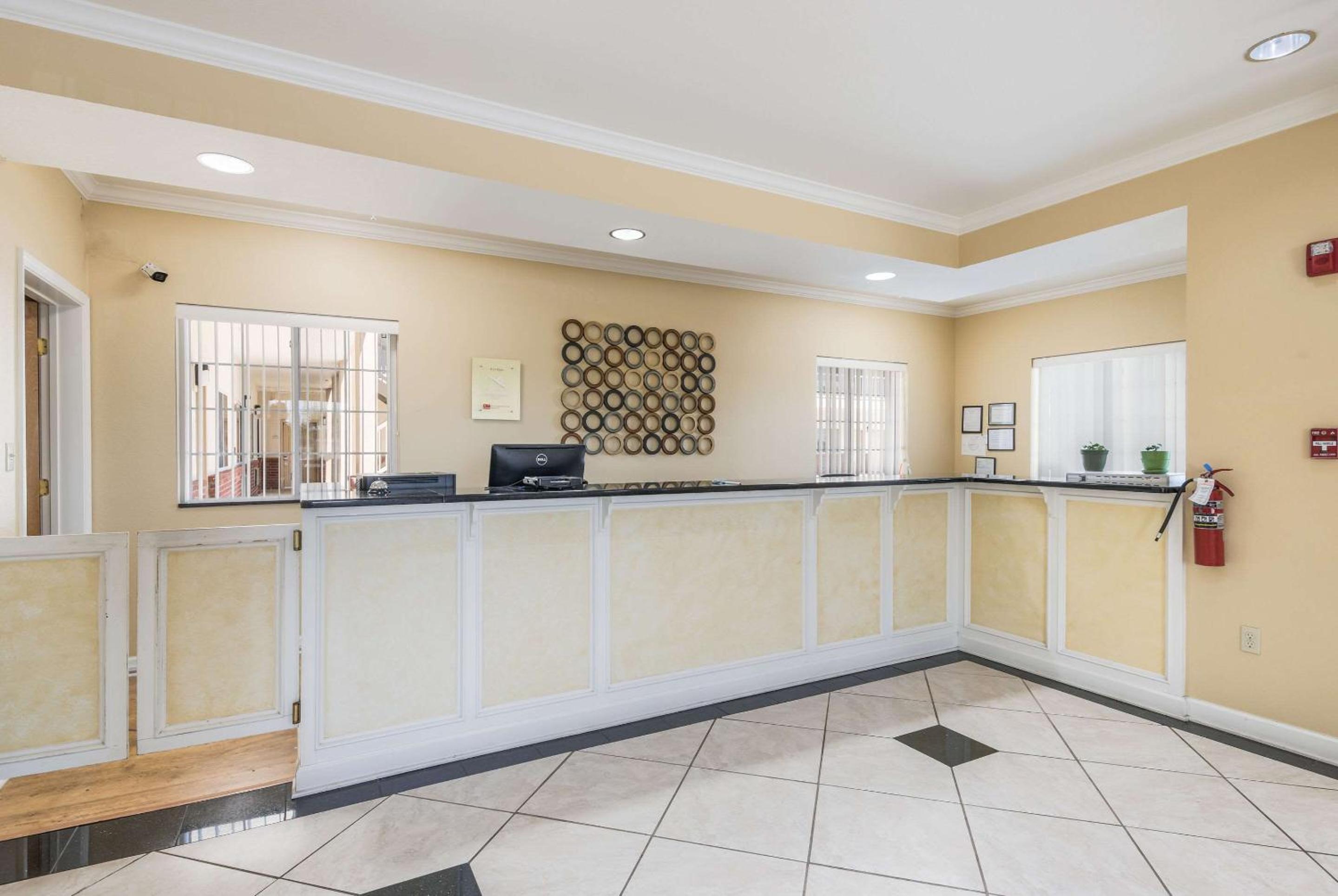 Bryant Inn & Suites - photo 31