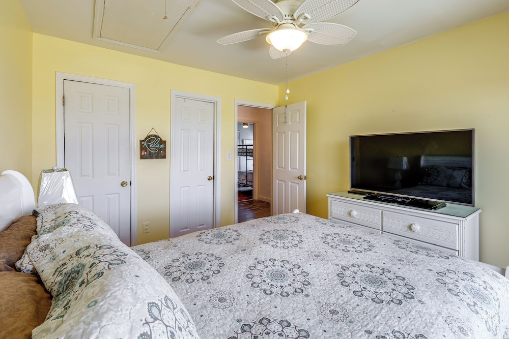 North Topsail Beach Townhome: Walk to the Beach — 4-Star Luxury Hotel in Sneads Ferry, United States