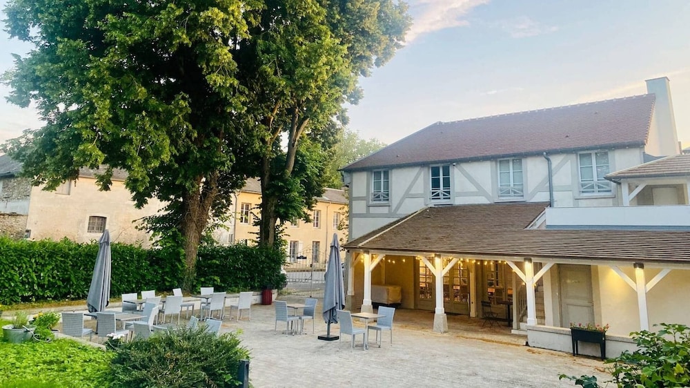 Hôtel du Cheval Blanc - carbon neutral hotel in Serris
