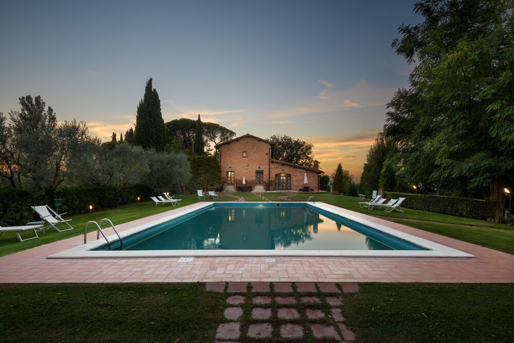 La Casa Delle Querce — 4-Star Luxury Hotel in Acquaviva, Italy