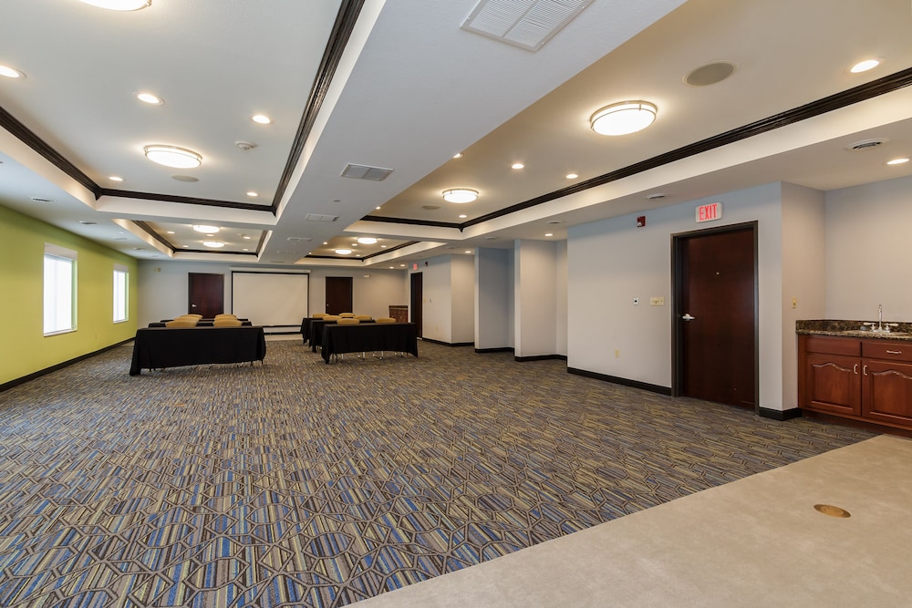 Holiday Inn Express Hotel & Suites South Bend by IHG - photo 85