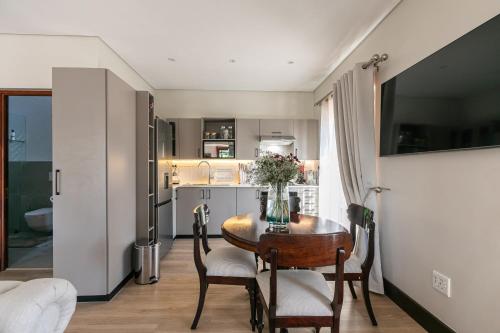 Forest Town Getaway close to the Parks — 4-Star Luxury Hotel in Johannesburg, South Africa