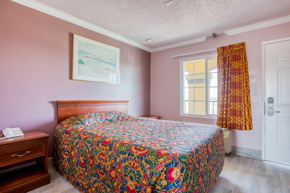 Heritage Inn And Suites - photo 14