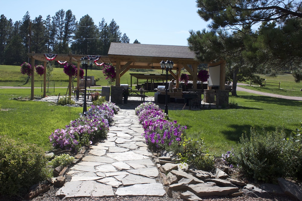 Black Elk Resort Cottages and RV Park - carbon neutral hotel in Hill