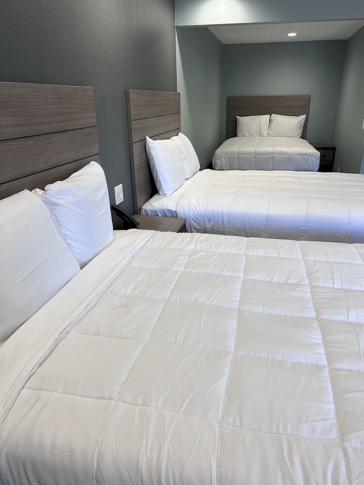 Surf City Inn and Suites - photo 12