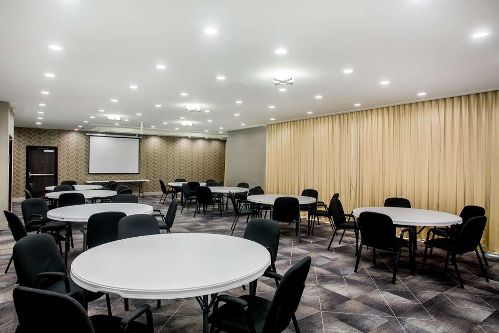 La Quinta Inn & Suites by Wyndham Pittsburg - photo 31