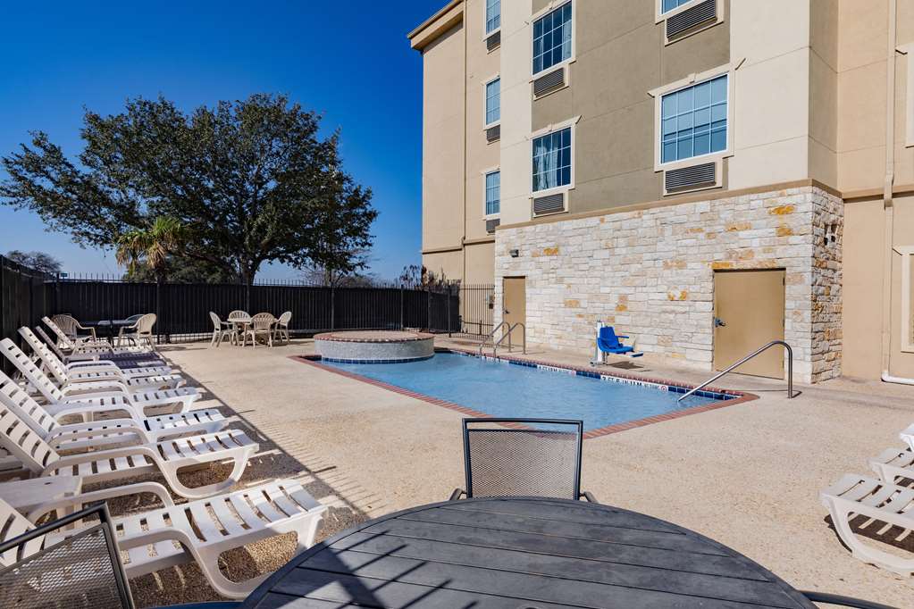 Days Inn & Suites by Wyndham San Antonio near Frost Bank Center - photo 7
