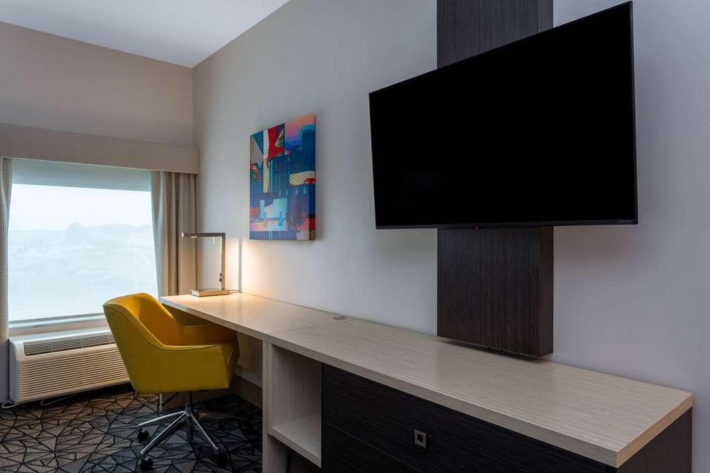 La Quinta Inn & Suites by Wyndham Shorewood - photo 14