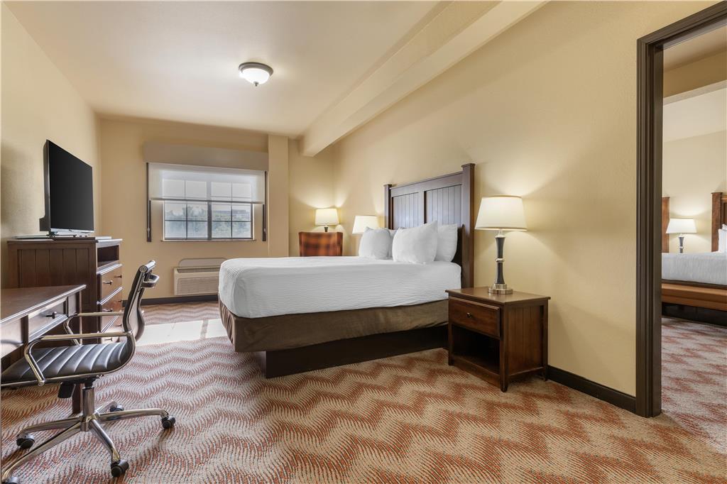Best Western Plus Cimarron Hotel & Suites - photo 21