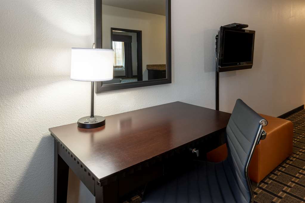 La Quinta Inn & Suites by Wyndham Mt. Pleasant - photo 35