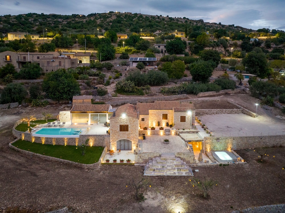 Villa Domus Sicilia Charming Living — 4-Star Luxury Hotel in Modica, Italy