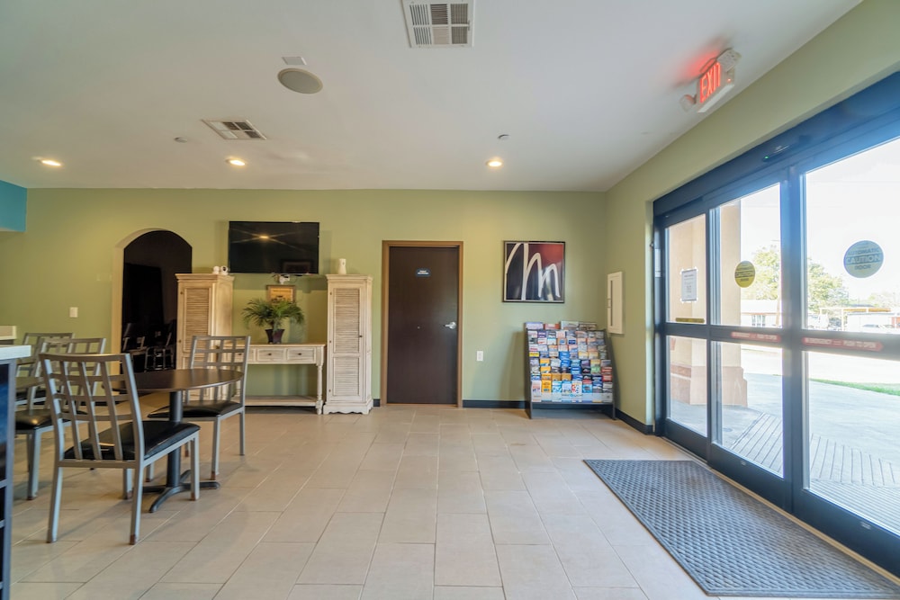 Moulton Inn & Suites By OYO Near Shiner TX - photo 4