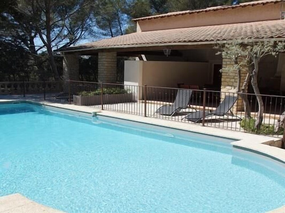 Le Domaine d'Alèzen — hotel in Grans