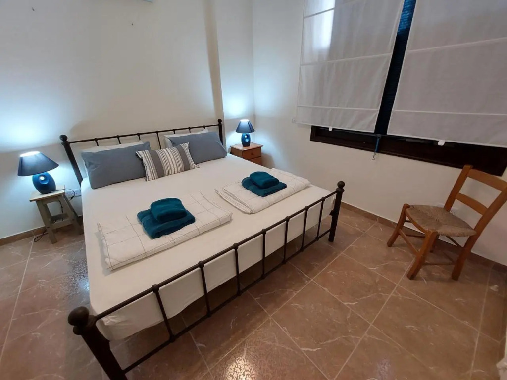 Queens Gardens suite by the sea pool and mall