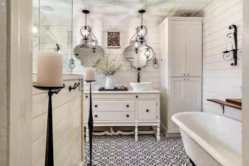 1930s Queen Anne Historic Downtown Retreat — 4-Star Luxury Hotel in Medford, United States