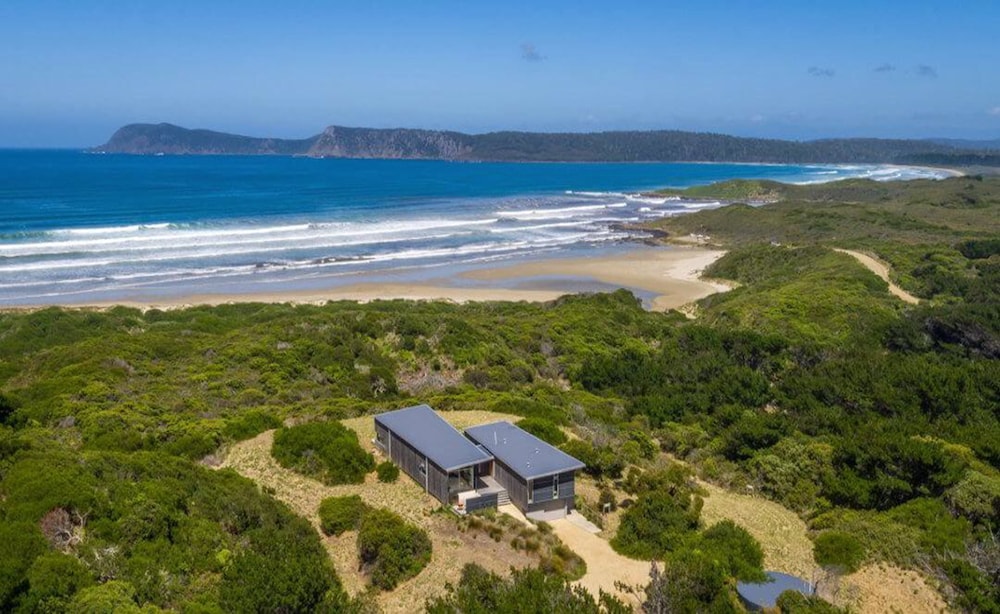 Cloudy Bay Beach House Luxury Escape in Bruny Island — 5-Star Luxury Hotel in Rokeby, Australia