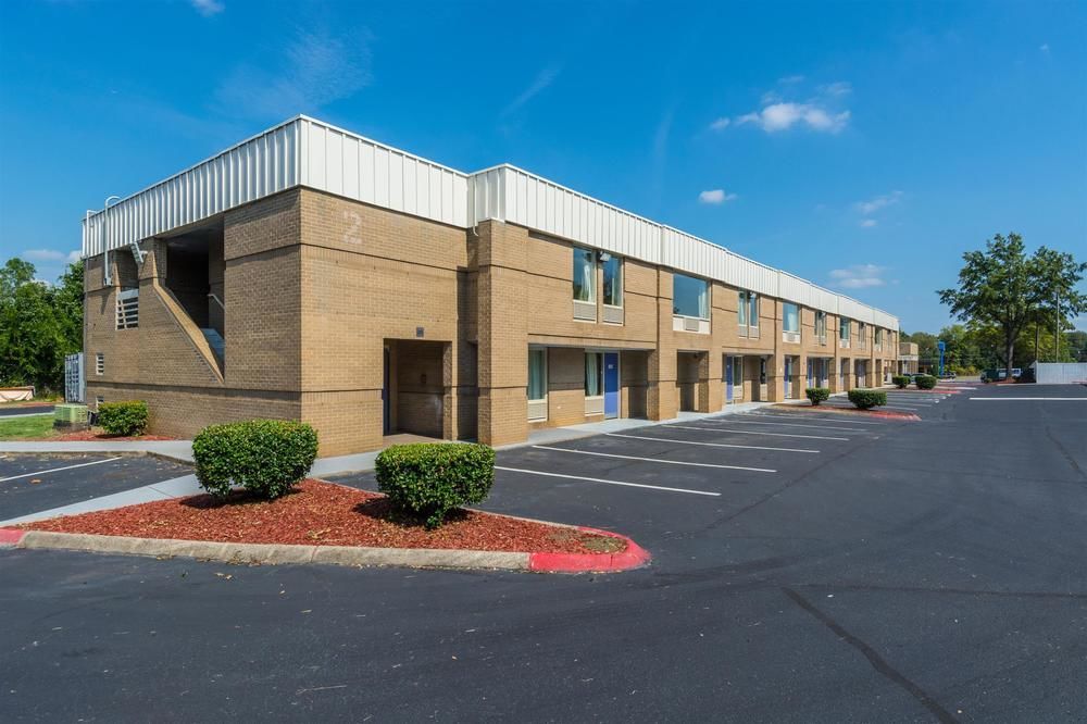 Econo Lodge Airport near Billy Graham Parkway - photo 11