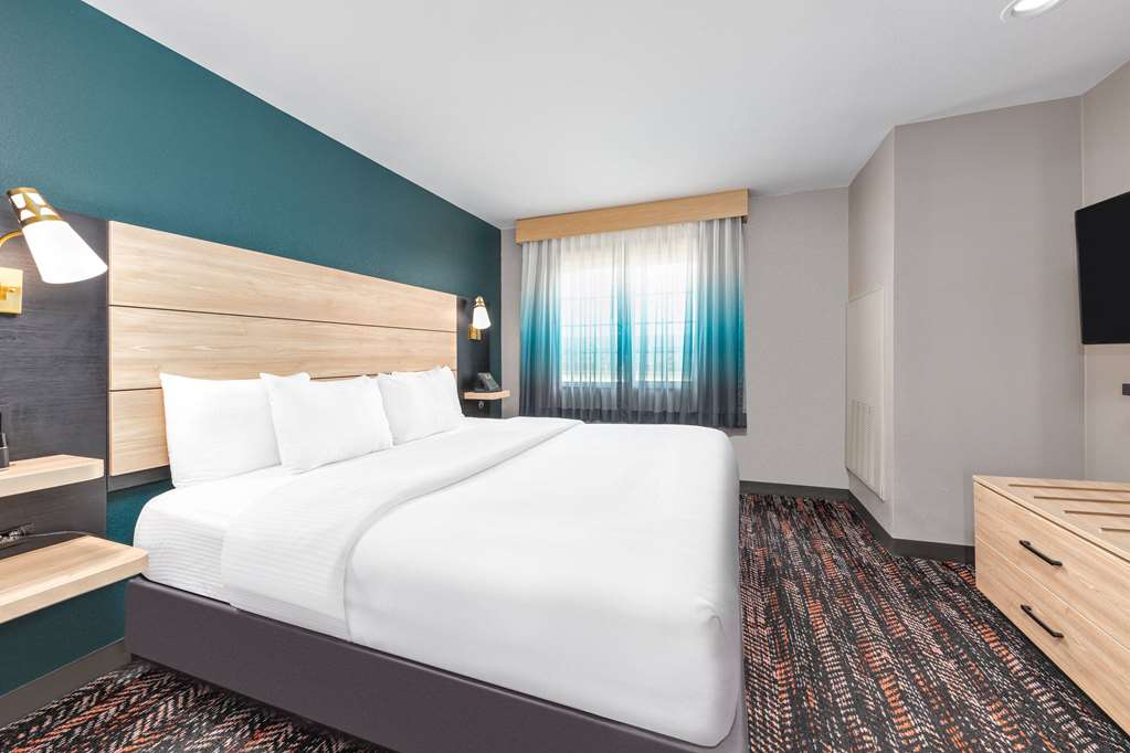 La Quinta Inn & Suites by Wyndham Woodway Waco South - photo 38