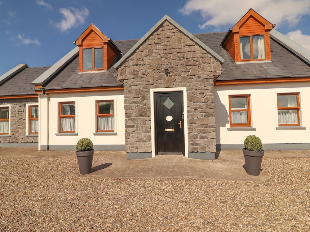 Cherry Blossom Cottage — 4-Star Luxury Hotel in Ennis, Republic of Ireland