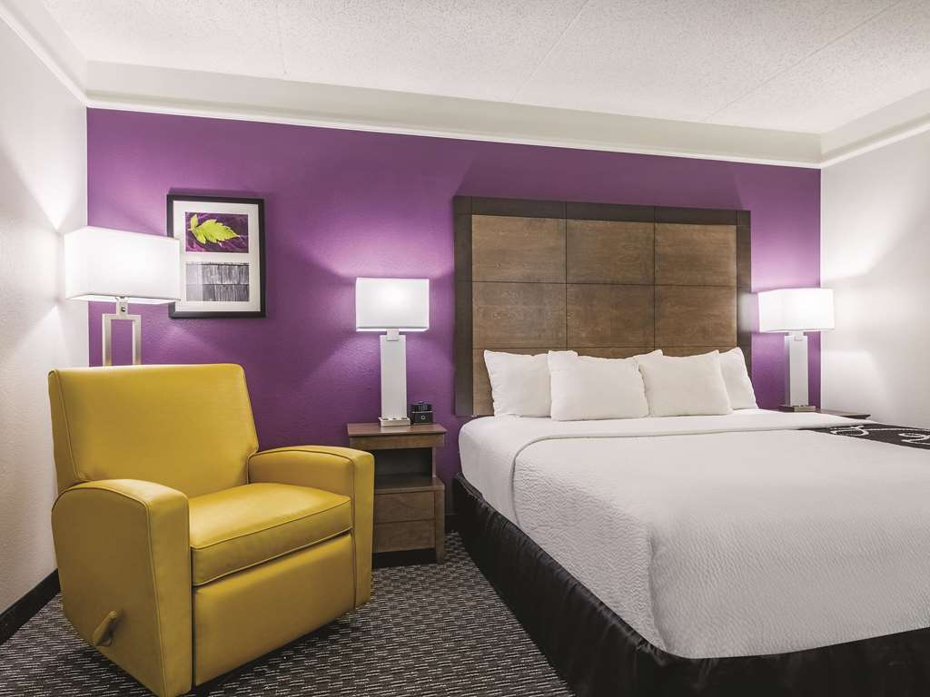 La Quinta Inn & Suites by Wyndham Alexandria Airport - photo 11