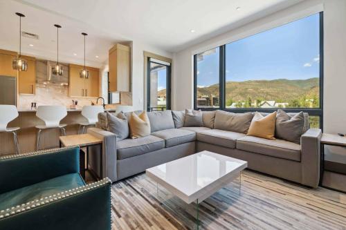 One Riverfront Condo 305 by East West Hospitality — 4-Star Luxury Hotel in Avon, United States