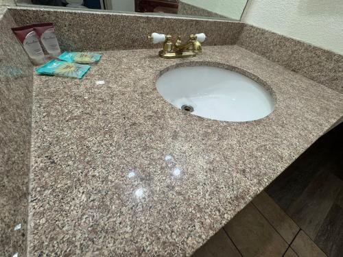 Express Inn & Suites Junction City - photo 26
